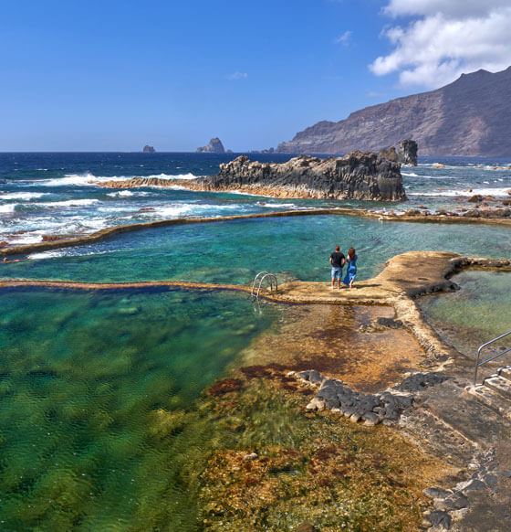 Baño entre rocas volcánicas y paseo junto al mar en familia - listado