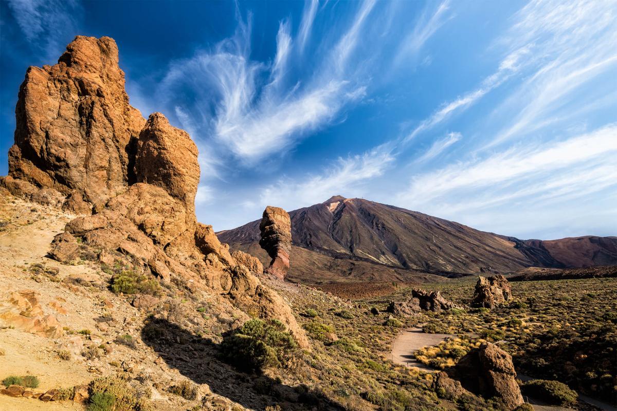 Roque Cinchado con el Teide al fondo