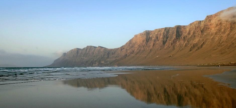 Playa de Famara Populära stränder på Lanzarote