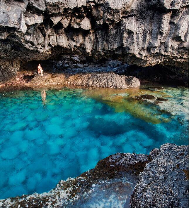 Charco Azul på El Hierro är en naturlig pool med turkosfärgat vatten omgiven av mörka vulkaniska klippor.